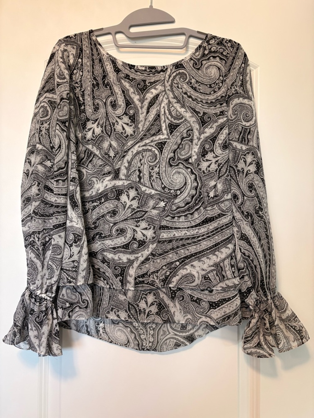 White House Black Market Black & White Paisley Ruffle Cuff Blouse Sz 4 NWOT